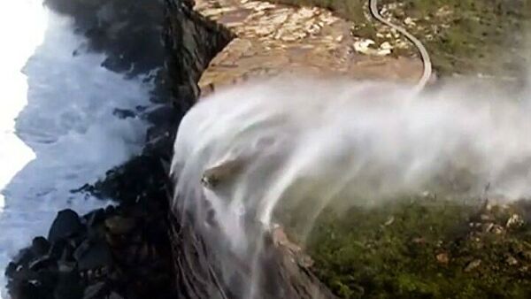 В Австралии сняли на видео водопады, текущие снизу вверх