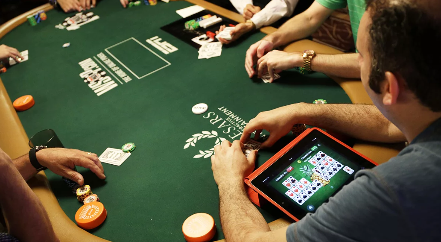 Новые игры за столом. Покер. Игра в Покер. Покерная игра. Стол для азартных игр.