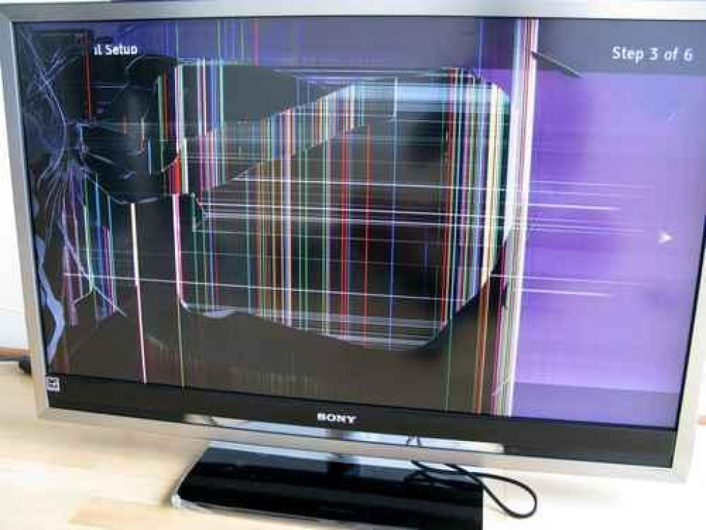 Починить разбитый телевизор. Разбитый телевизор. Разбитый экран телевизора. ЖК телевизор разбитый экран. Разбитая матрица на телевизоре.