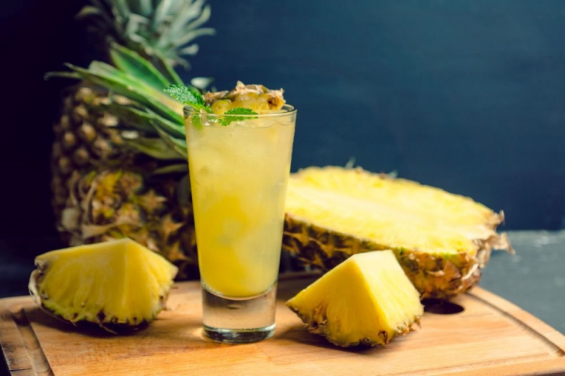 Диетолог опровергла миф о похудении с помощью ананаса и имбиря
