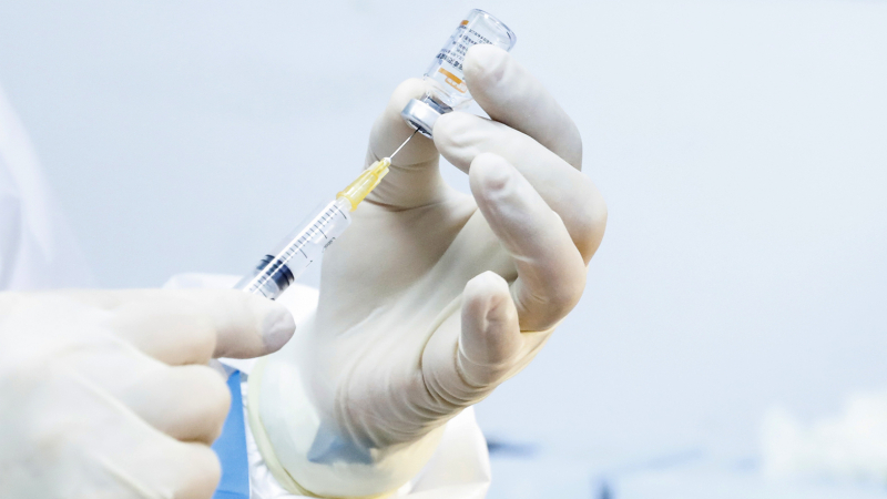 Компания из КНР заявила об эффективности ее вакцины от штамма «Омикрон»