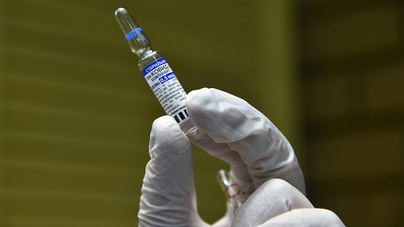 От новых волн эпидемии Москву спасет вакцинация 50 тыс. человек в день