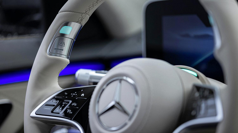Первой в мире компанией, получившей разрешение на использование условно-беспилотных автомобилей, стала Mercedes-Benz