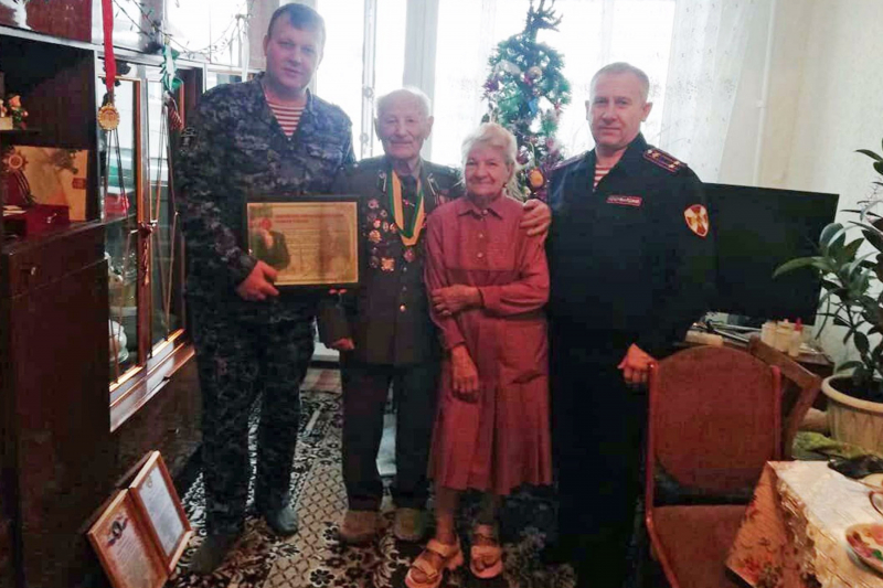 Росгвардейцы поздравили 99-летнего ветерана с наступающим Новым годом