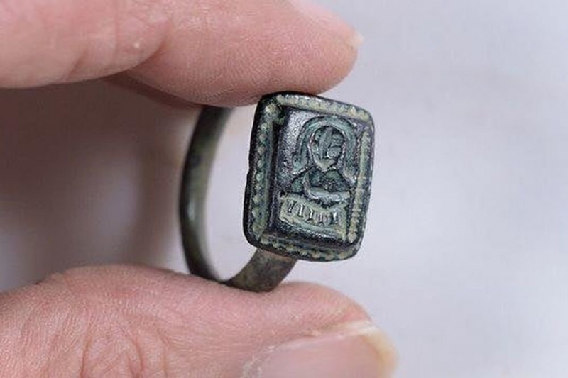 В Израиле найдено древнее кольцо с изображением "Деда Мороза"