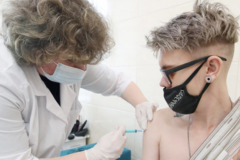 В Минздраве уточнили условия для вакцинации от коронавируса подростков