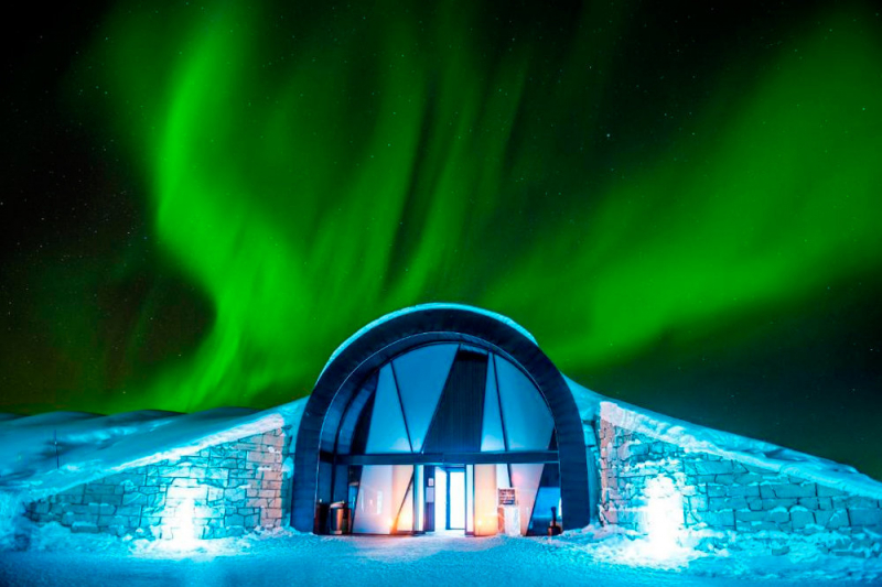 В Швеции построили ледяной отель с живыми цветами