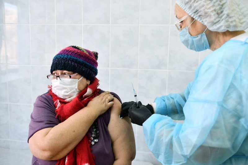 Врач-инфекционист заявил о безопасности совмещения разных вакцин от СOVID