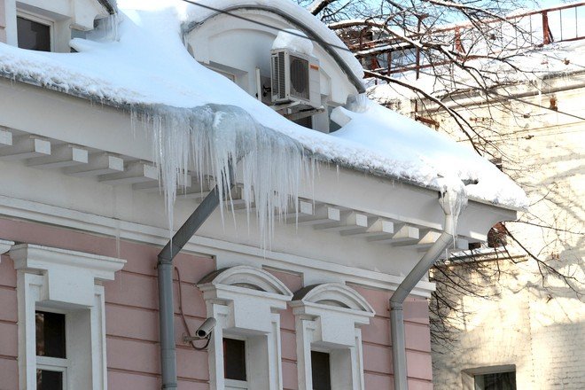 Жителей домов назвали ответственными за опасные для жизни сосульки - NEWS.ru — 14.12.21