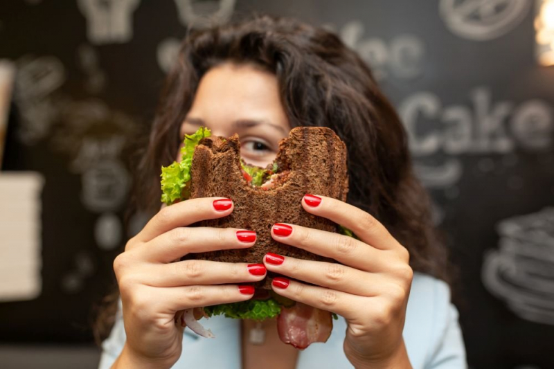 Диетолог: Полезный бутерброд должен включать овощи и цельнозерновой хлеб