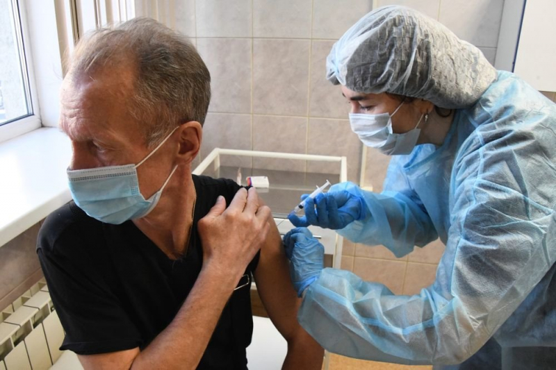 Инфекционист Чуланов: Непривитые служат плацдармом для эволюции коронавируса