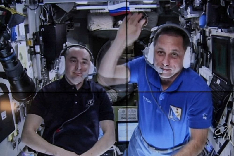 Космонавты Дубров и Шкаплеров готовятся к выходу в открытый космос
