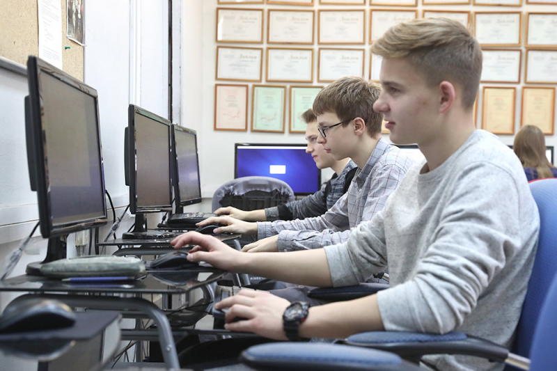 Около 100 тысяч школьников бесплатно обучат языкам программирования
