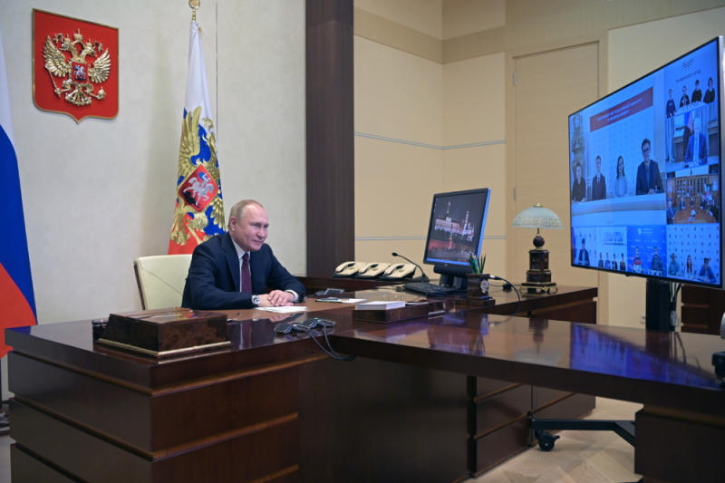 Путин призвал обеспечить доступность подготовки математиков и информатиков