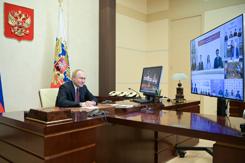 Путин: Важно создать условия для изучения педагогики вместе со специальностями