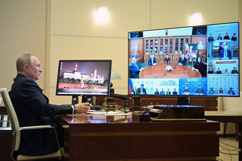 Путин заверил молодых ученых в поддержке государства