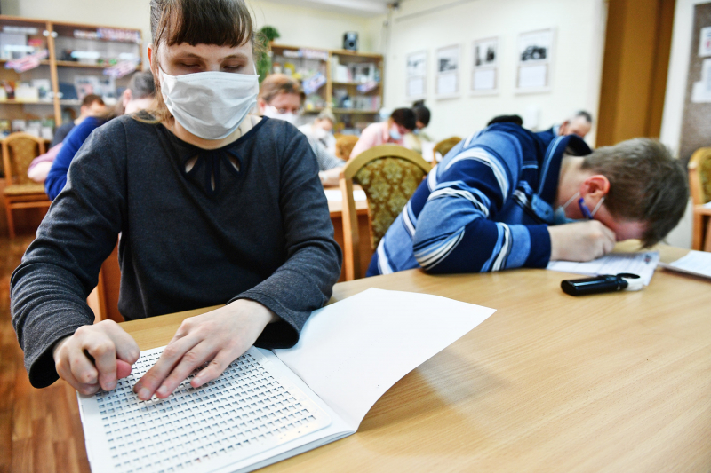 В России более двух тысяч незрячих студентов. Как они живут и учатся