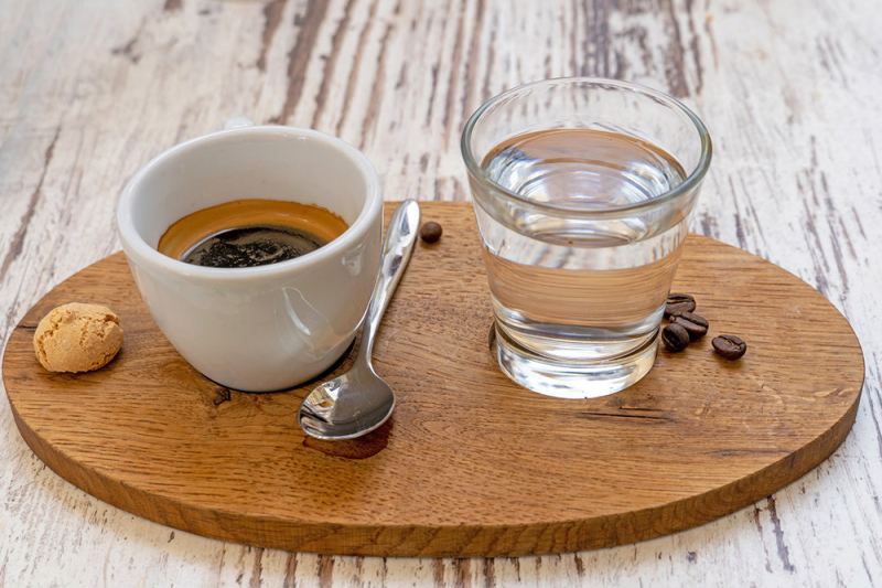 Диетолог Антонина Саволюк посоветовала запивать кофе водой