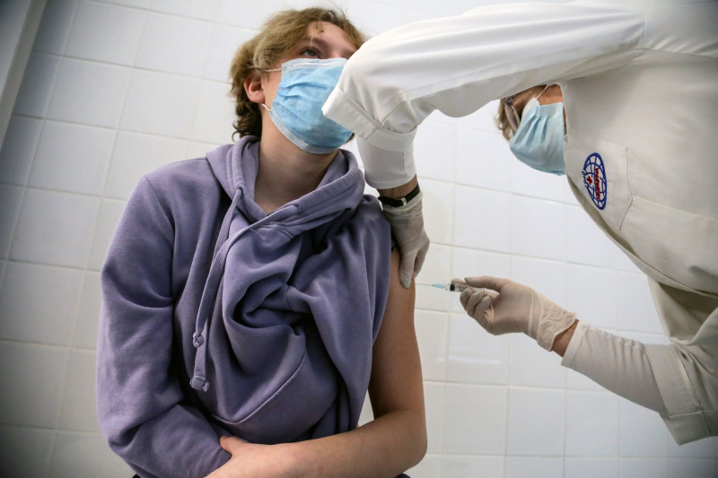Мурашко: Вакцинацию против COVID-19 прошли более 60 тысяч подростков