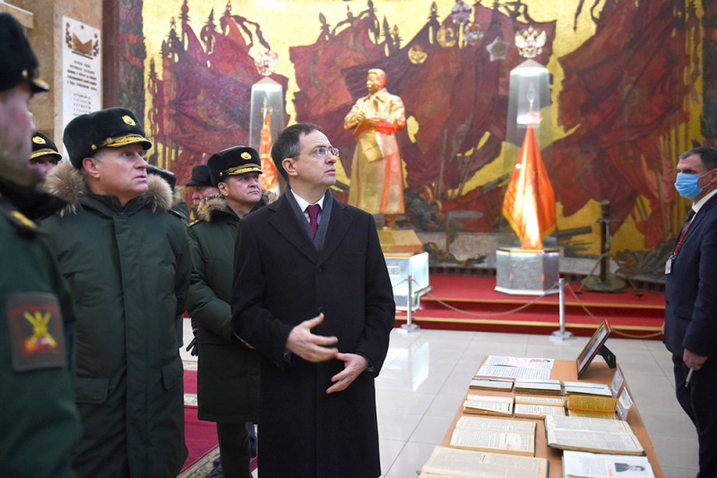 Статс-секретарь Минобороны Панков открыл мемориальную доску военачальнику Корку