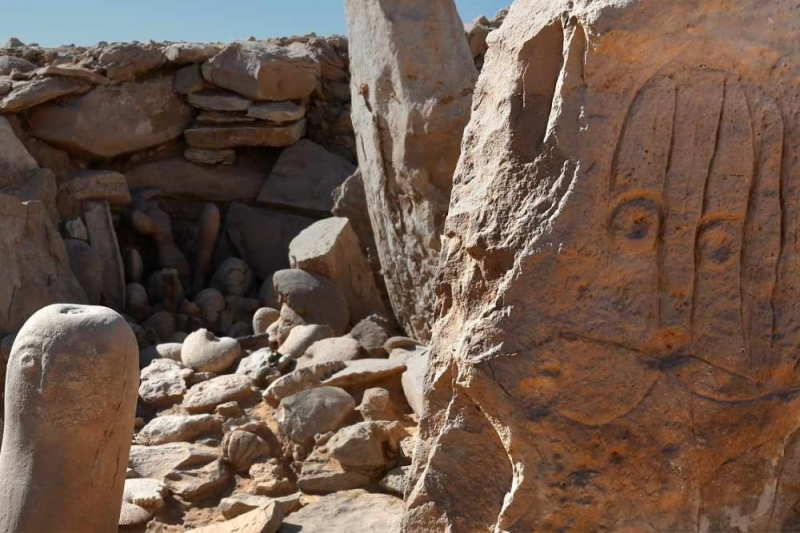 В пустыне найдены древние стелы, изображающие антропоморфных существ