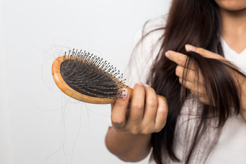 Врач из Израиля назвал способ остановить выпадение волос после COVID-19