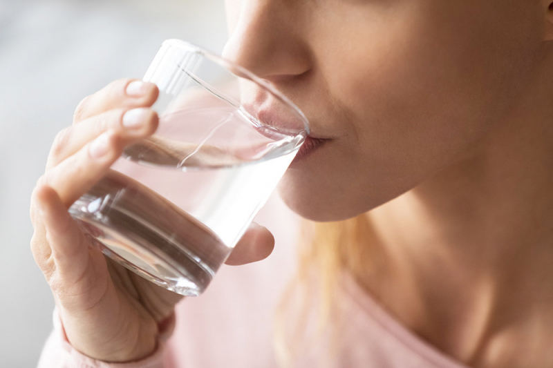 Эндокринолог Павлова посоветовала пить воду для борьбы со стрессом весной