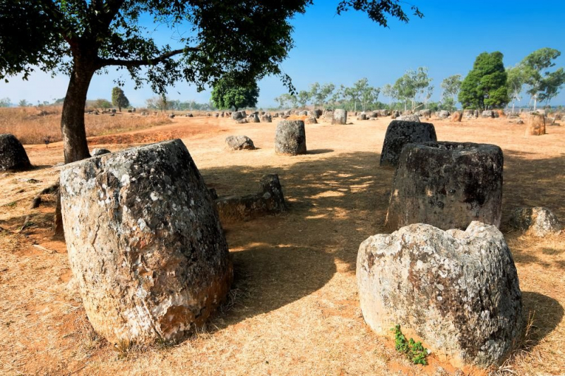 В Индии найдены таинственные гигантские каменные кувшины