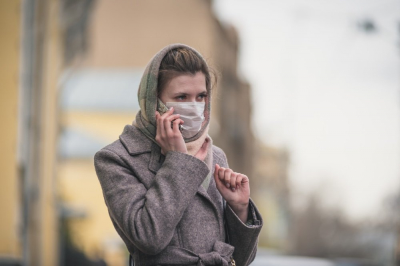 Инфекционист Малышев рассказал, почему не следует снимать защитную маску