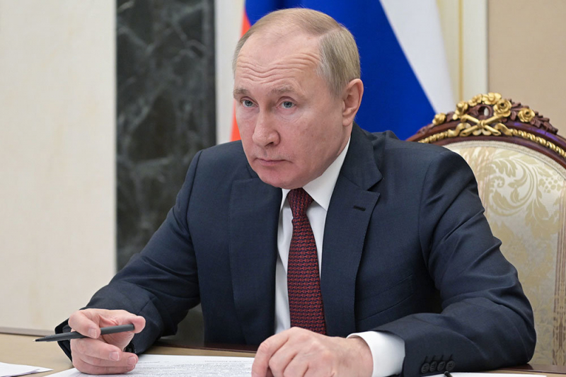 Владимир Путин дал поручения в связи с распространением штамма "омикрон"