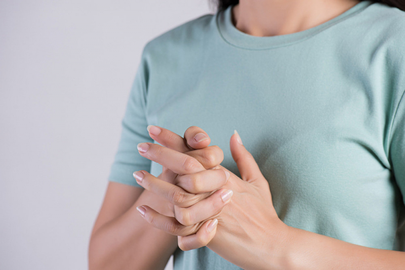 Врач-реабилитолог Юлия Пантелеева рассказала, опасно ли хрустеть пальцами