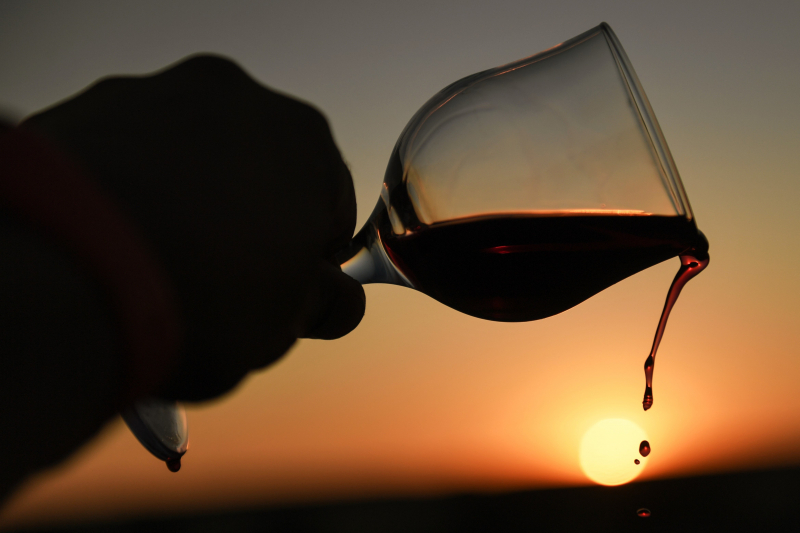 Врачи сообщили о риске развития рака молочной железы у любителей вина